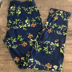 Women’s LulaRoe tall curvy leggings.